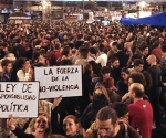 Miles de personas desafían a la policía española y se concentran en la Plaza del Sol.