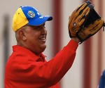 Hugo Chávez hace deportes ante la prensa y dice que el cáncer salió con la operación