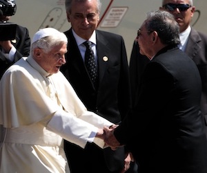 Raúl Castro en el recibimiento a Benedicto XVI: "En nombre de la Nación le doy la más calurosa bienvenida"