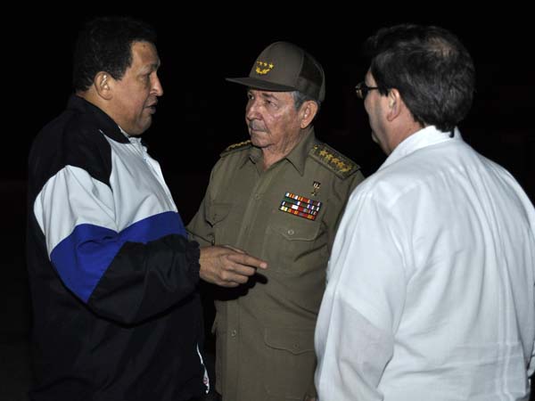 Despidió Raúl al presidente Chávez,quien regresó a Venezuela