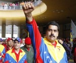 Maduro entrega el Plan de la Patria y se inscribe como candidato presidencial