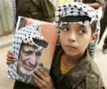 Miles de palestinos conmemoran aniversario de la muerte de Arafat