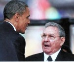 Otra foto del saludo entre Raúl y Obama