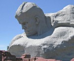 CNN arma un escándalo al burlarse de un monumento bielorruso